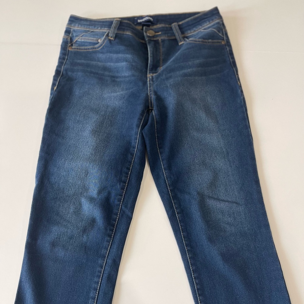 Bandolino crops, size 4, dark wash, mid rise 9, inseam 22